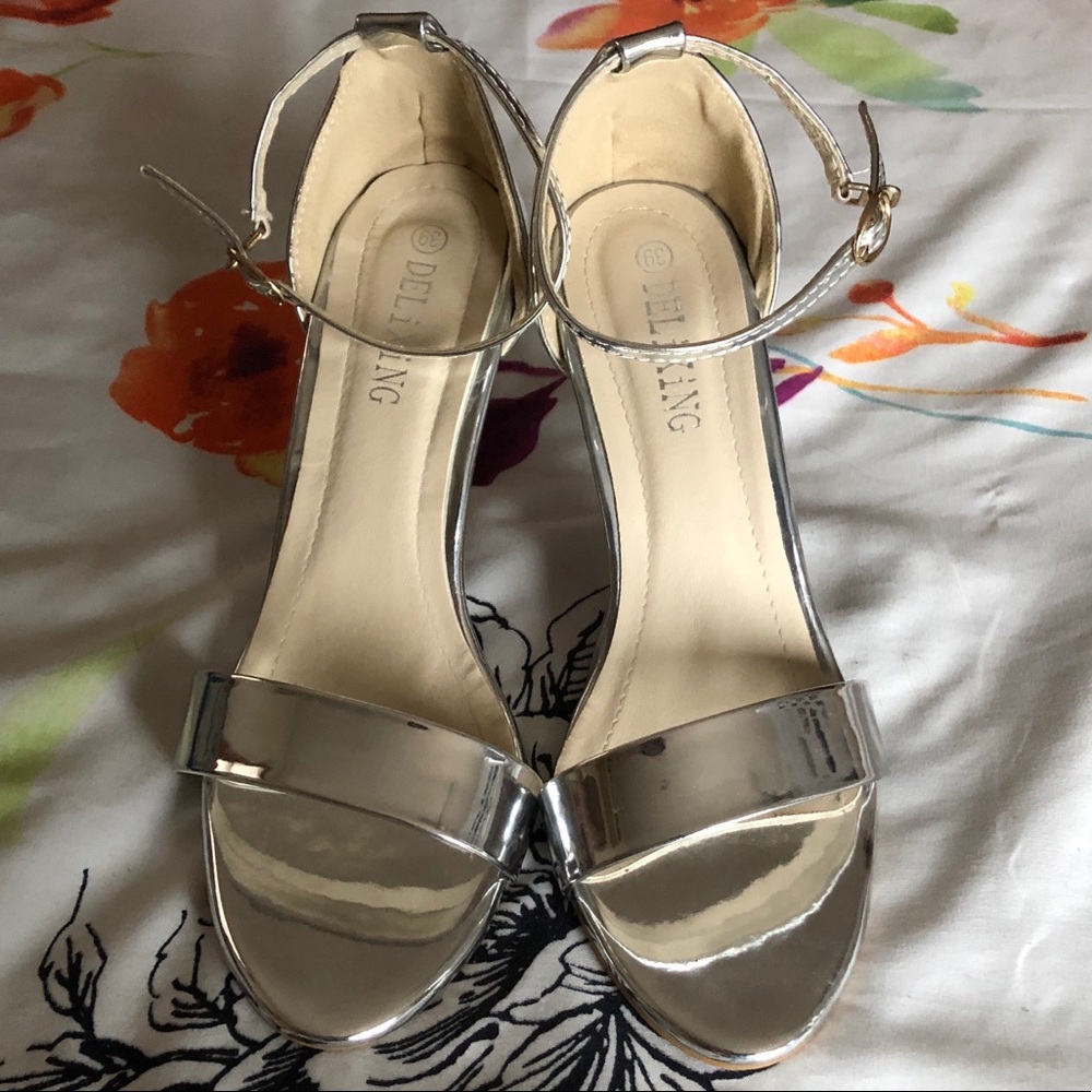 Delixing silver strap heels